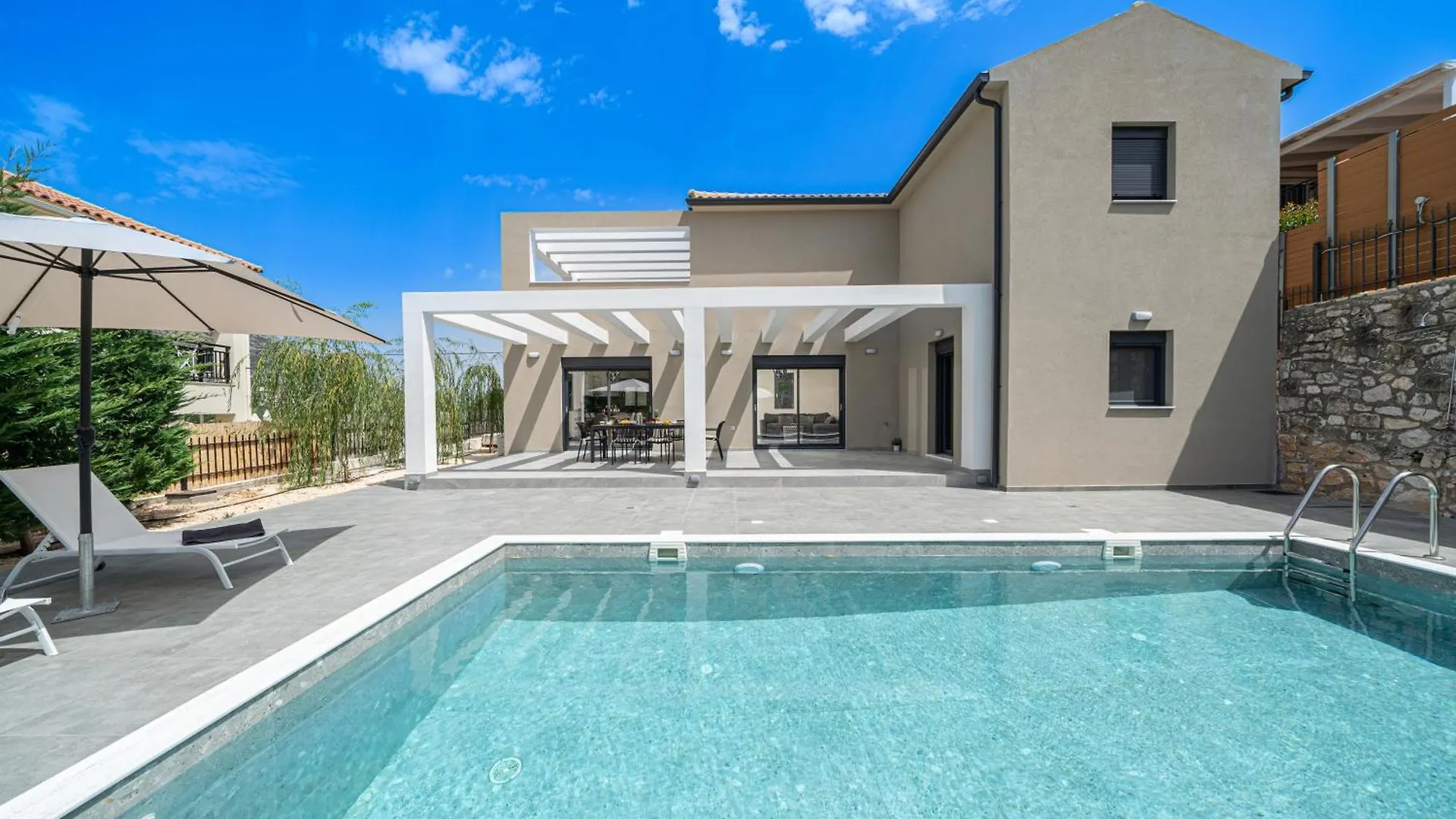 Legantes Luxury Apartments Makriotika