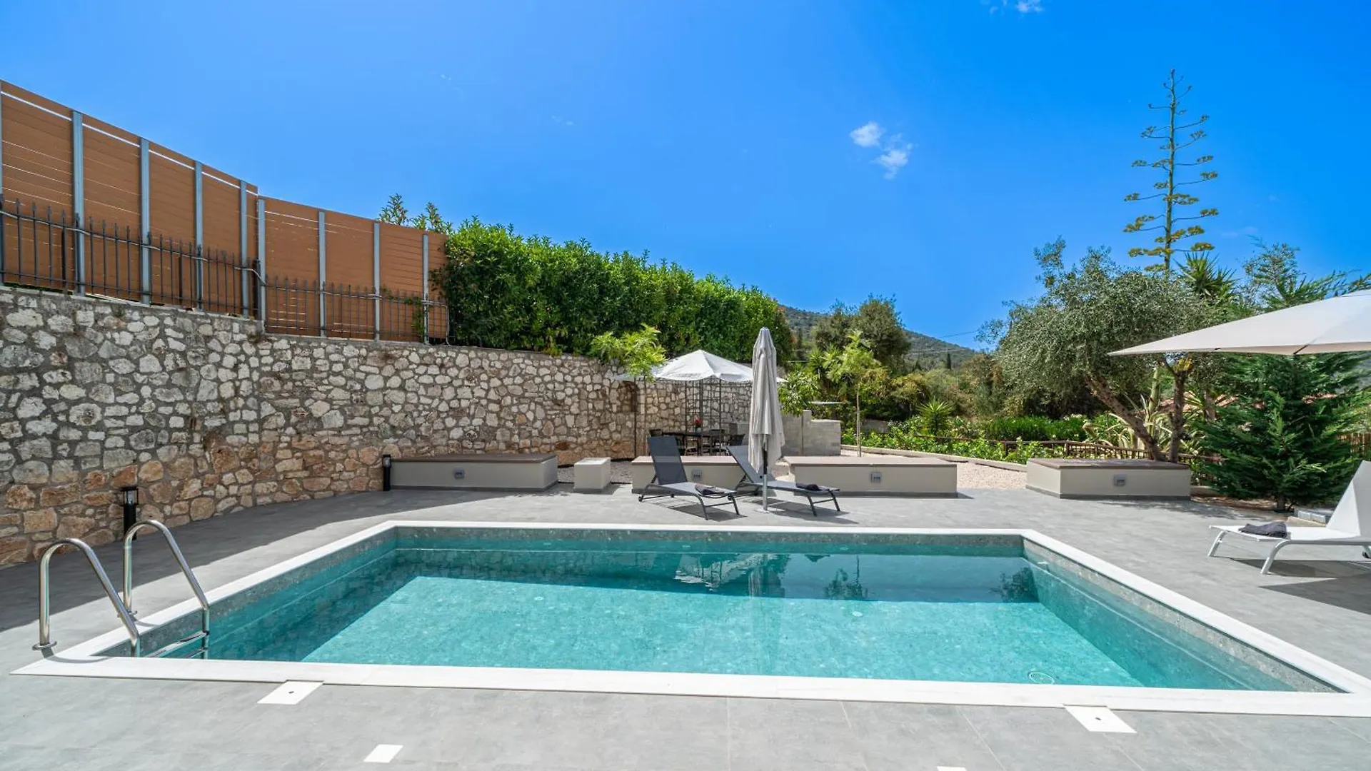 Legantes Luxury Apartments Makriotika