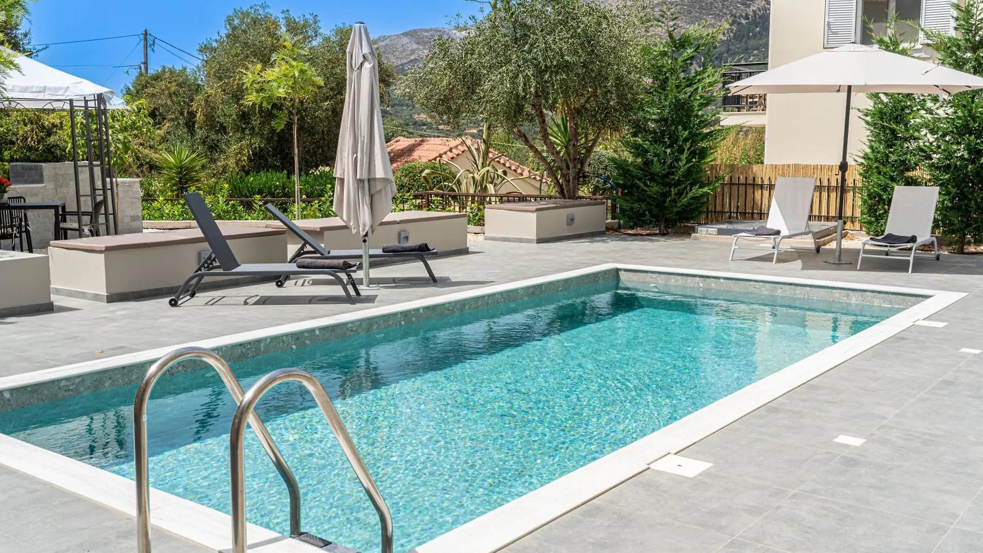 Legantes Luxury Apartments Makriotika